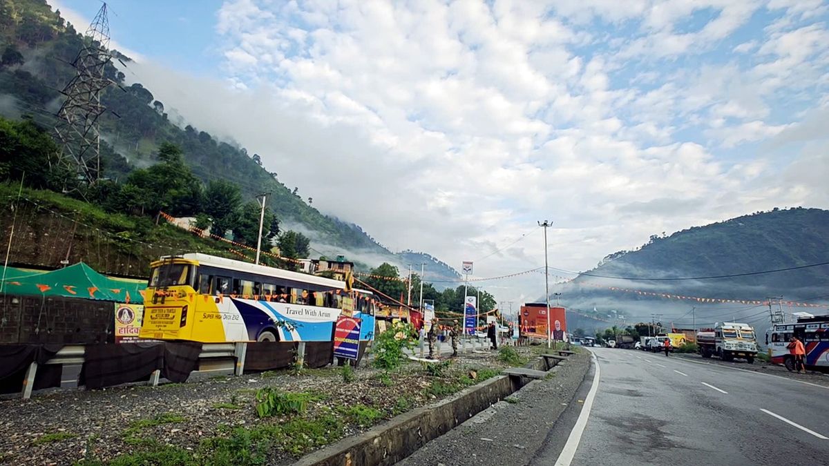 Short: Amarnath Yatra suspended from both routes