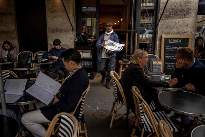 Ali Akbar, Paris's last newspaper hawker, honored by Macron