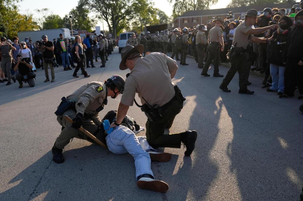 Protesters at ICE facility object to barricades, agents detain multiple people