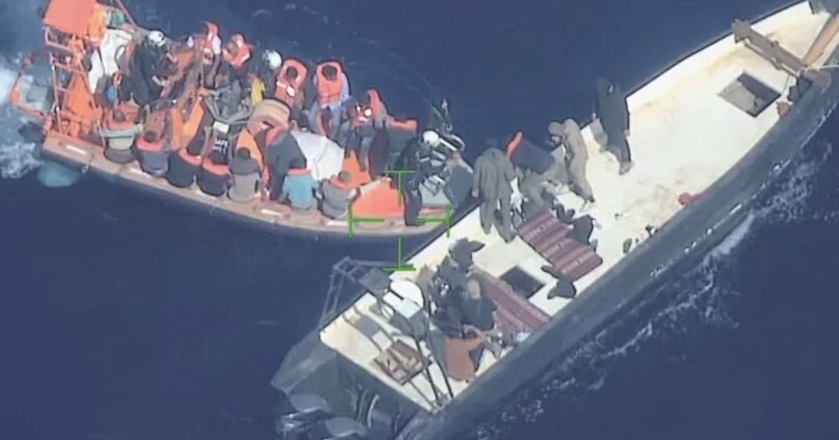 Übergabe von Migranten - Video: Kooperieren Seenotretter mit Schleppern?