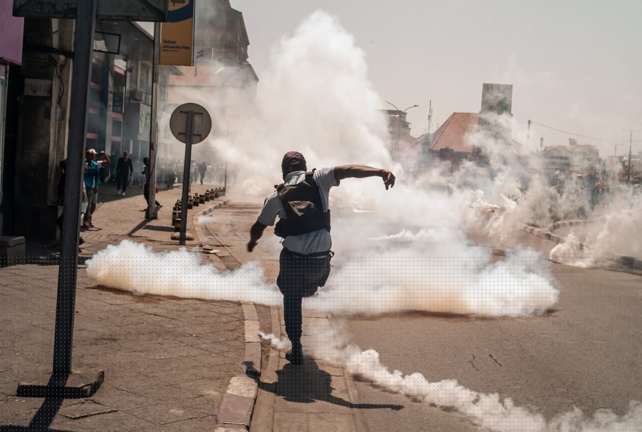 Newsdeck: Madagascar president dissolves government following deadly protests