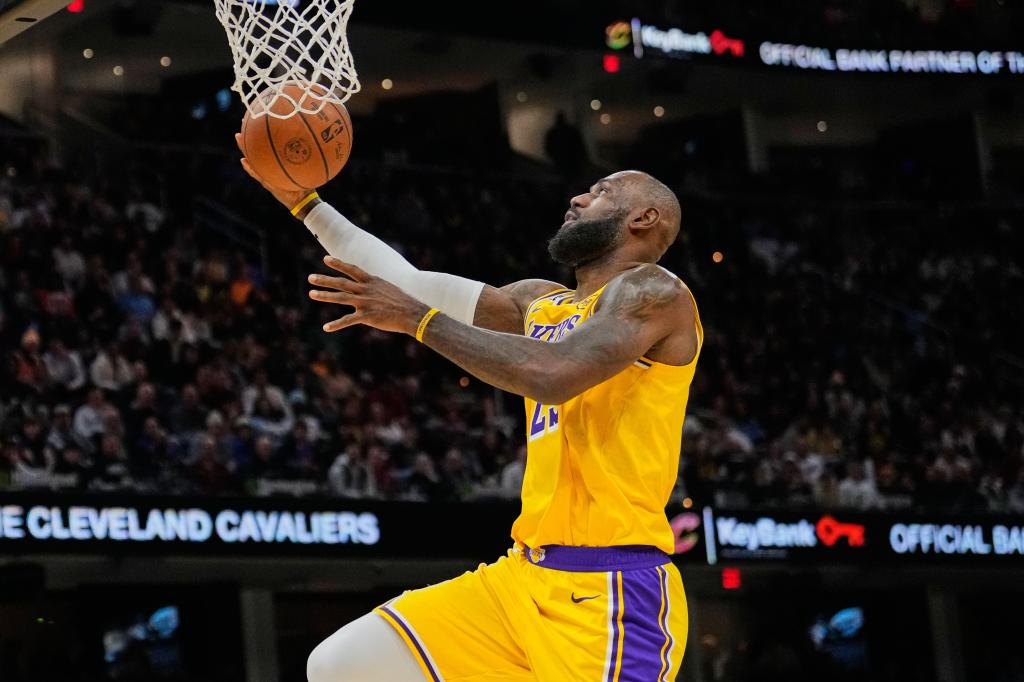 LeBron James, entre lágrimas durante homenaje, dice no saber si volverá a jugar en Cleveland