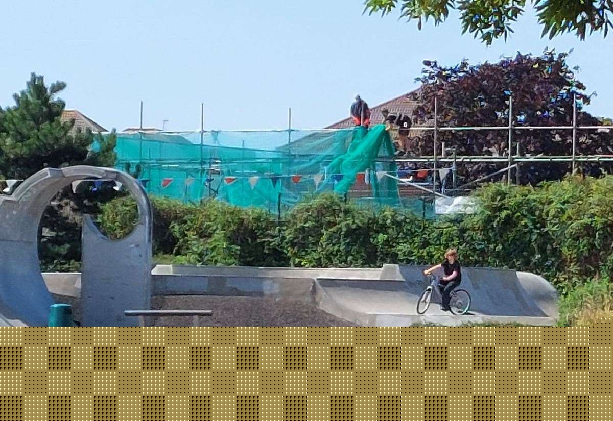 £5k temporary fencing installed at New Milton Bowling Club to deter vandals
