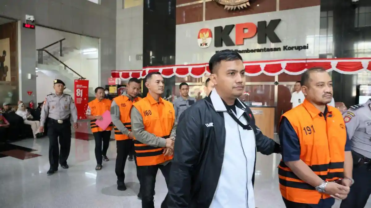 3 Jam Geledah Rumah Tersangka Kasus Bupati Pemalang di Purworejo, KPK Sita Mobil Fortuner dan Moge
