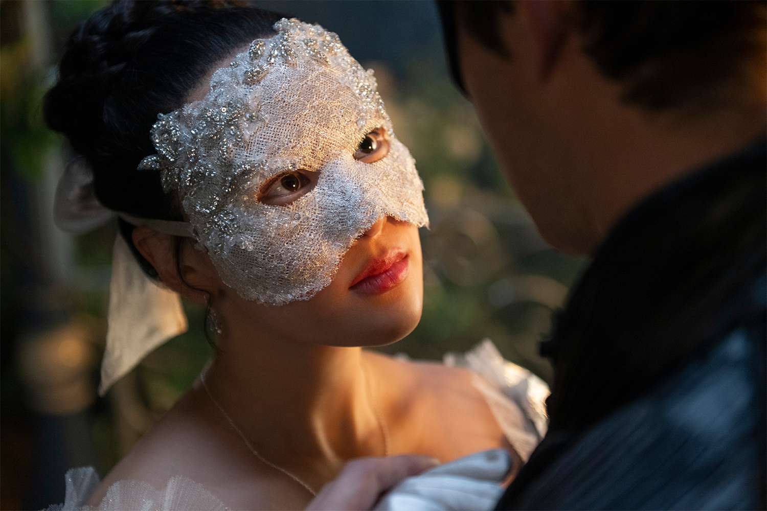 “Bridgerton ”star Yerin Ha really lost a shoe while filming “Cinderella”-esque masquerade ball scene
