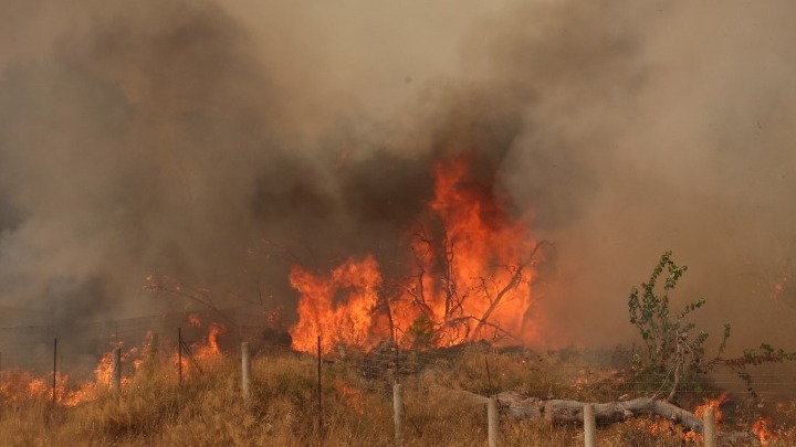 Μαίνεται η πυρκαγιά για 4η νύχτα στη Δυτική Αττική