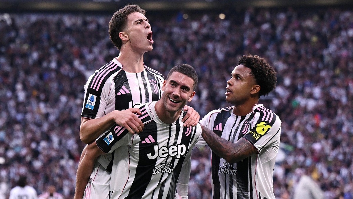 Juve Milan, ufficiale: quale maglia indosseranno i bianconeri. Scelta la divisa per la super sfida di domani all’Allianz Stadium – FOTO