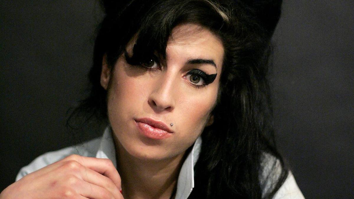 Amy Winehouse's father must pay her friends, court says