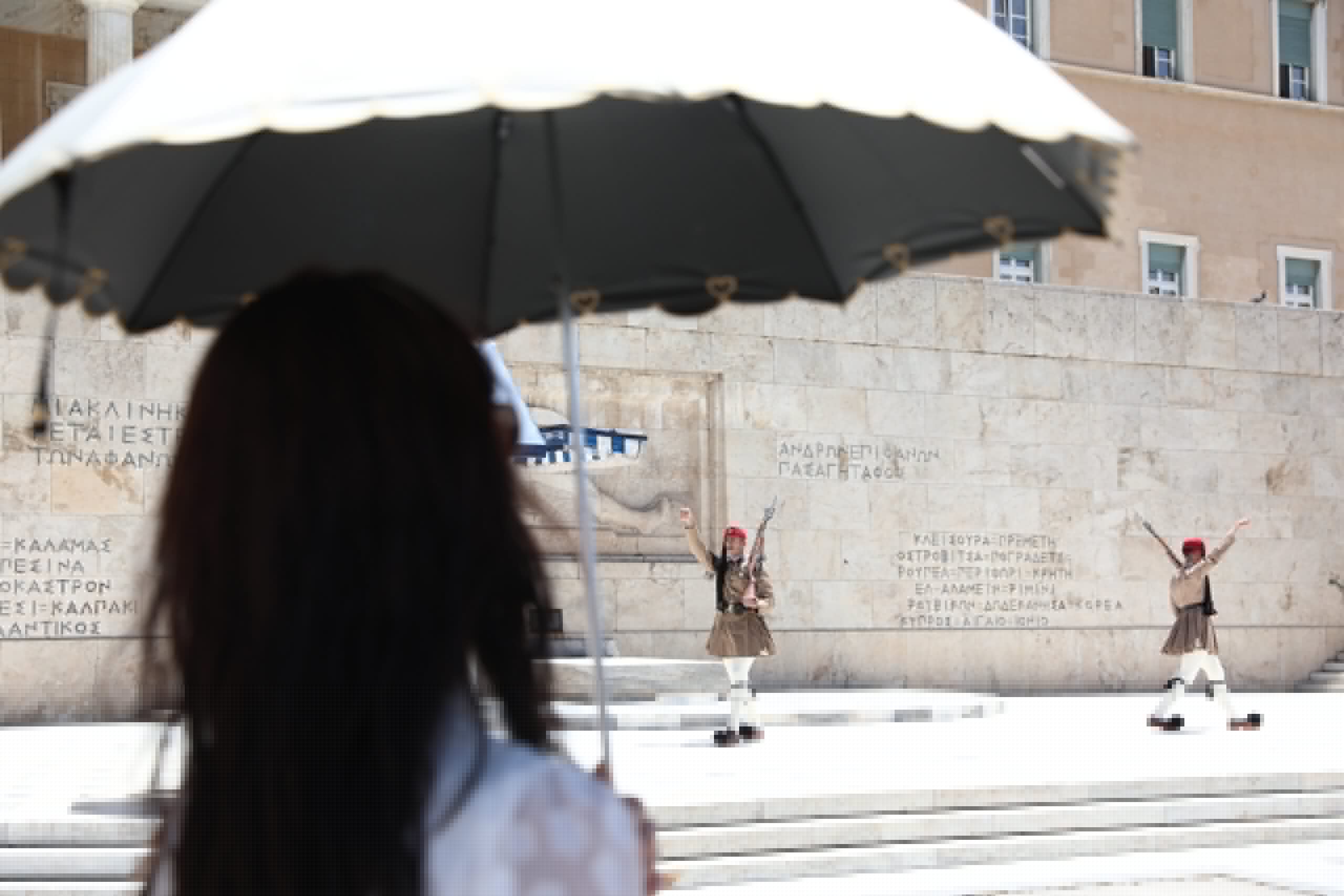 Καιρός: «Καμίνι» με 38άρια πριν τον Δεκαπενταύγουστο – Πότε έρχονται βροχές και καταιγίδες