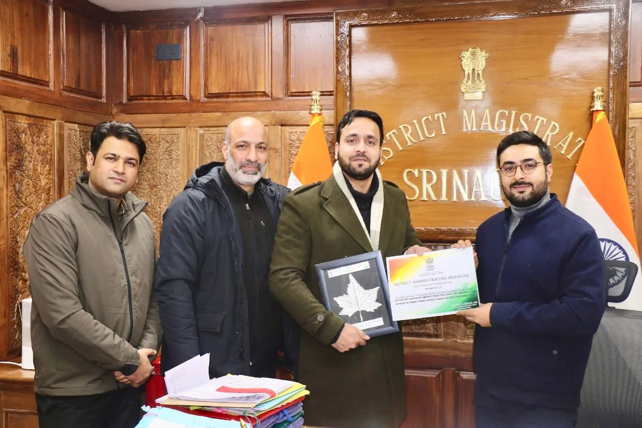 DC Srinagar felicitates Deputy Director F&ES for exemplary public service