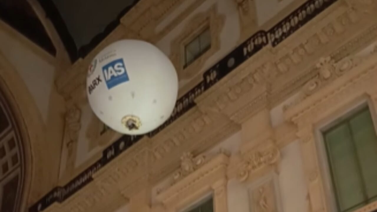 Perché in Galleria Vittorio Emanuele si è alzato in volo un pallone aerostatico: cos'è il sistema Bim