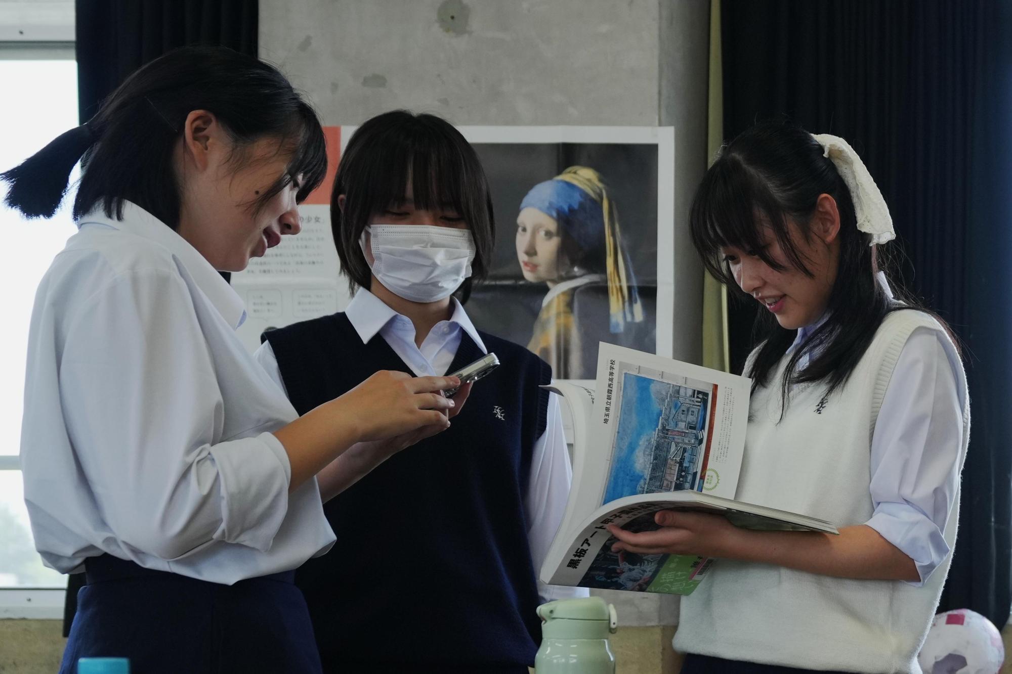 Young Japanese artists turn school blackboards into a hit medium for creativity