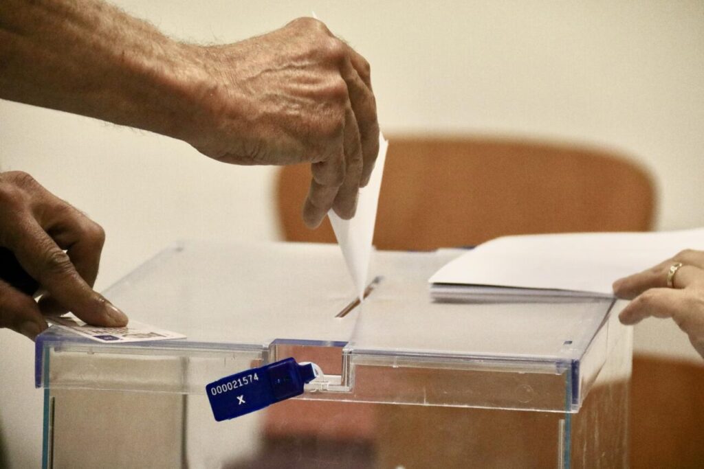 Mig milió d’estrangers podrien votar a les municipals catalanes, però la burocràcia i la manca d’informació en frenen la participació