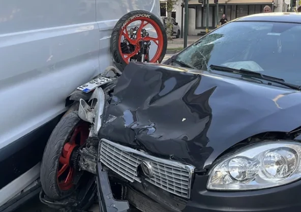 Bursa'da motosikletli iki araç arasında sıkıştı
