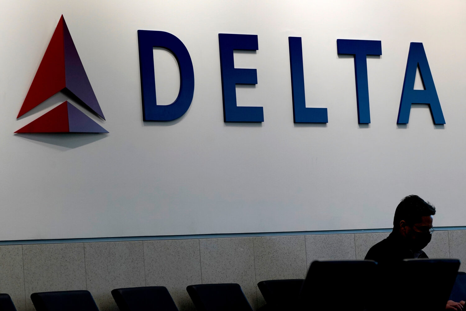 Delta jets have ‘low-speed collision’ on the ground at New York’s LaGuardia, injuring 1