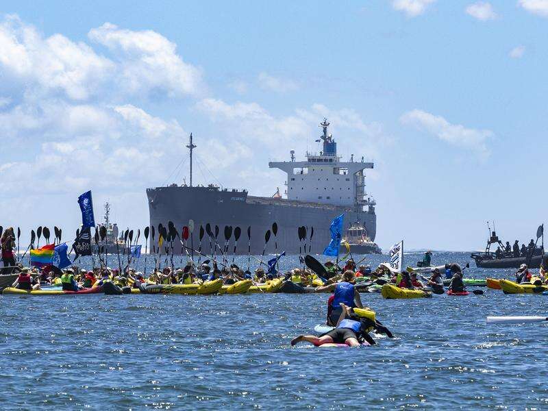 Police drop hundreds of charges over climate blockade