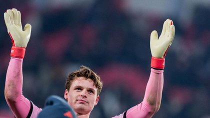 Fußball-Bundesliga: Urbig nach starker Reaktion beim HSV wieder auf der Bank