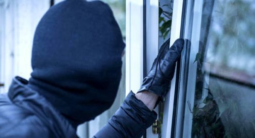 Ladri in casa mentre i proprietari sono al piano di sotto: "Non abbiamo sentito nulla"
