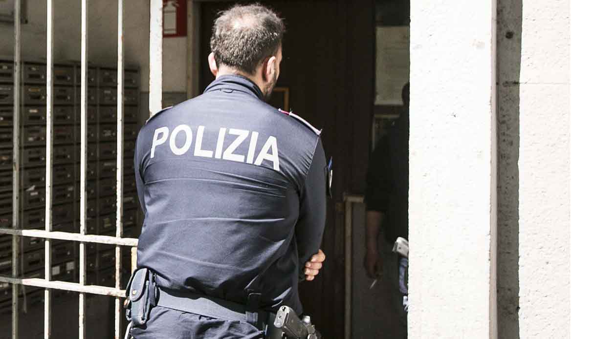 Taranto, fermato con patente internazionale falsa: 31enne denunciato, qual è il reato di cui è accusato