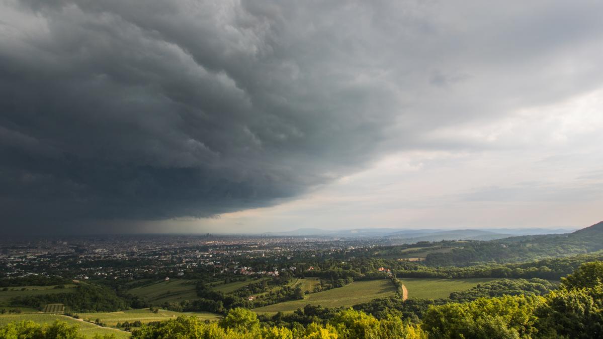 Maltempo in Toscana dopo il gran caldo, le previsioni: “Temporali brevi ma forti, attenzione a grandine e vento”