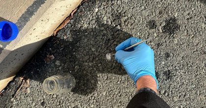Im Schotter - Grün-Politiker hat den Asbest vor seiner Haustür