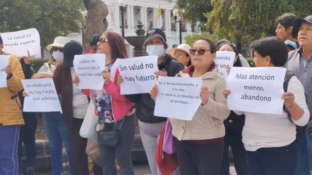 Kidney Patients Protest in Quito as Ecuador’s Health System Faces Supply Shortages