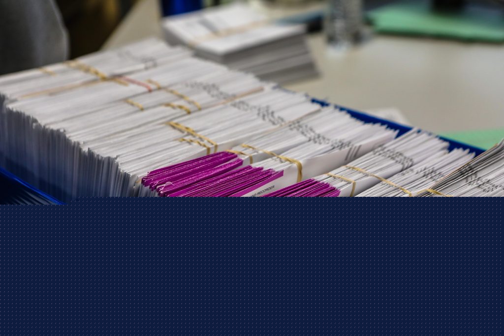 Colorado se une a casi dos docenas de estados para pedir al Servicio Postal que abandone su plan de restringir la votación por correo
