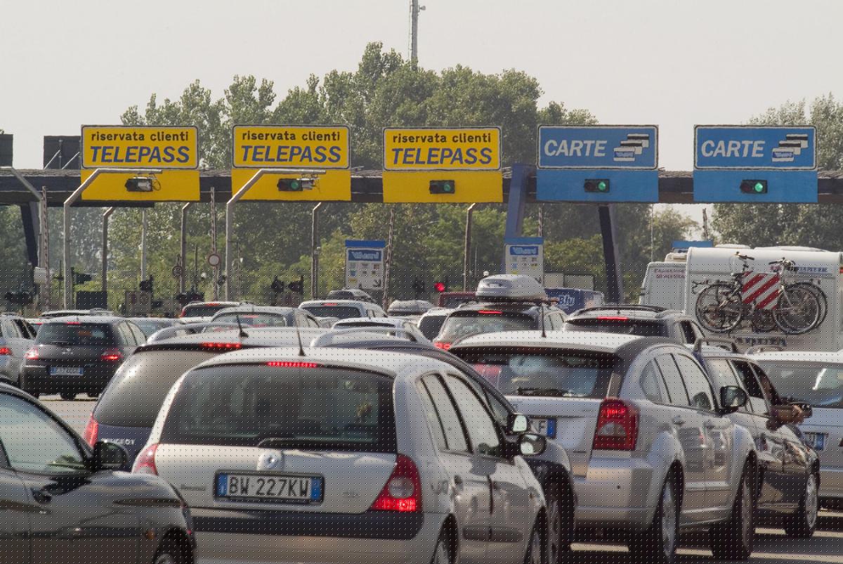 Esodo estivo, primo weekend da bollino nero: oltre 26 milioni di veicoli sulle strade