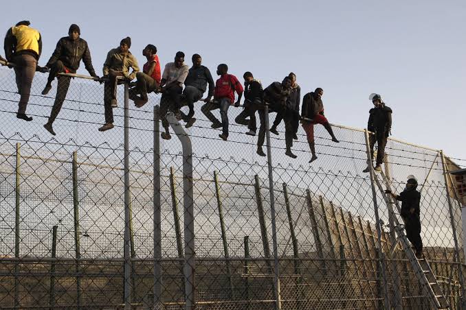 Ceuta come pretesto: Meloni attacca Sánchez mentre la politica migratoria italiana mostra tutti i suoi limiti (Giulio Chinappi)