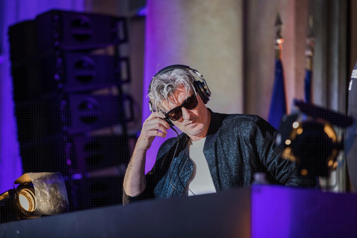 El DJ francés Kavinsky fue hallado muerto en París: Autoridades inician investigación