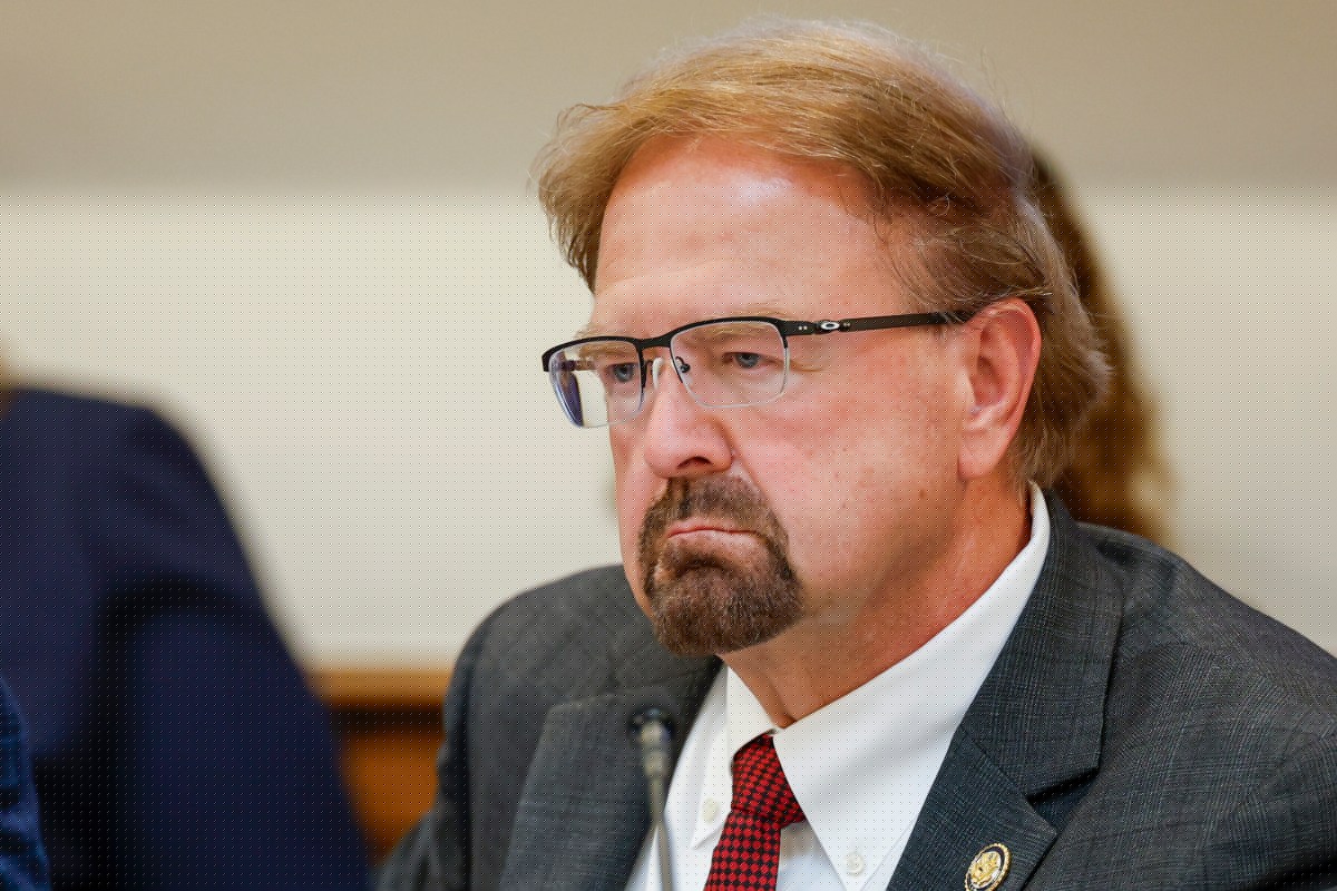 Representante Chuck Edwards retira campaña de reelección en Carolina del Norte tras polémica por conducta inapropiada