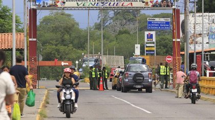Plane crash in Colombia kills all 15 on board