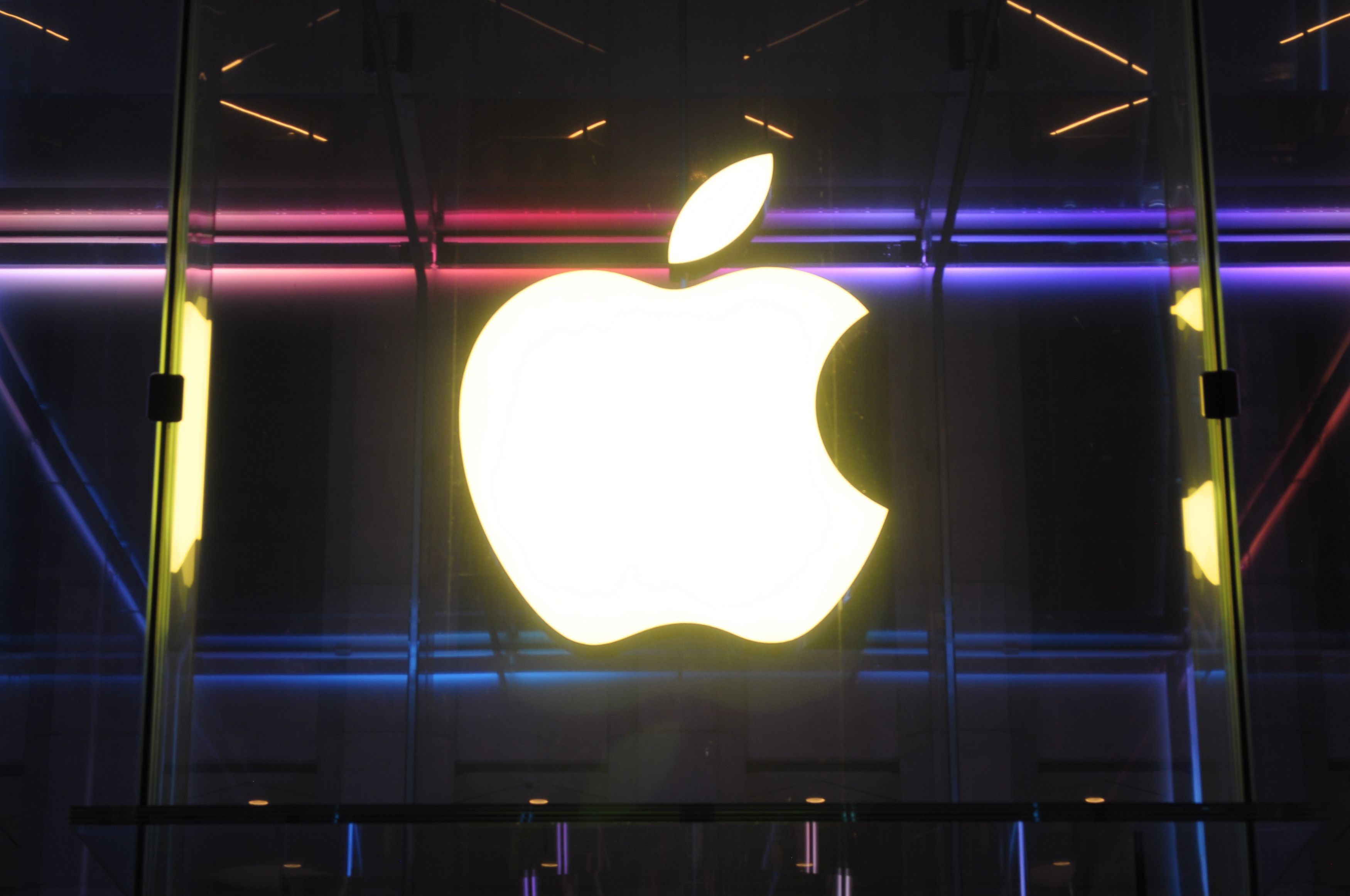 Tim Cook deschide şampania: Apple depăşeşte toate aşteptările analiştilor după ce Iphone-urile s-au vândut ca pâine caldă şi au adus companiei 85 mld. dolari. Acţiunile cresc pe bursă