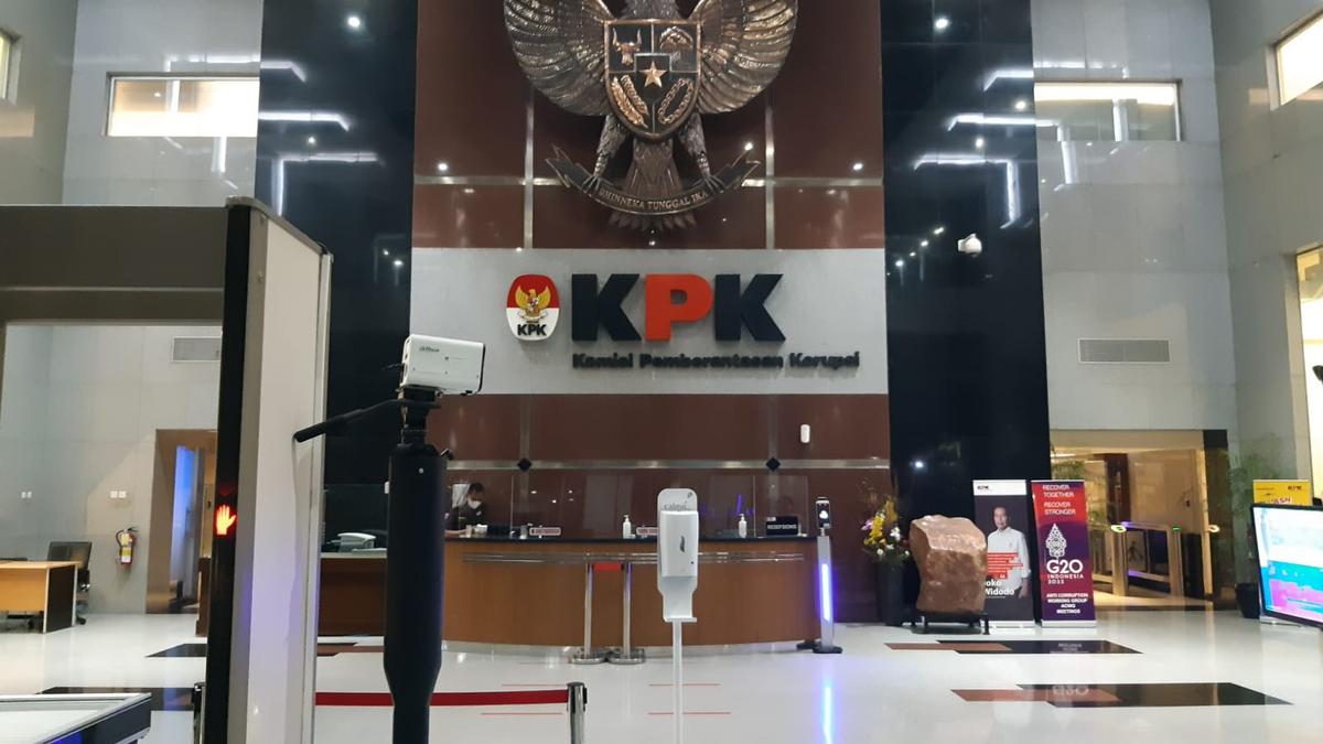 KPK Bawa Sejumlah Barang Bukti Usai Periksa Plt Bupati Sukoharjo