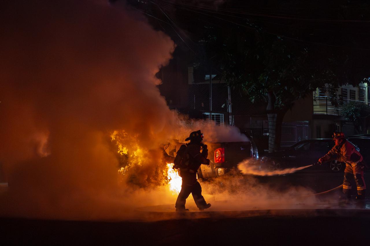Pareja incendia auto en la Zona Norte de Tijuana; el fuego casi alcanza a más vehículos