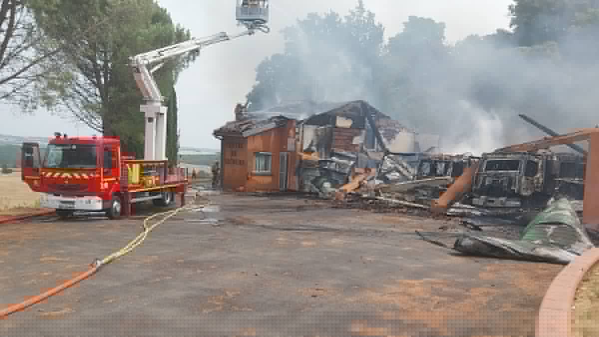 Incendie dans le Tarn : "Chaque don sera précieux"... Après le terrible incendie qui a ravagé la caserne de pompiers de Castelnau-de-Montmiral, une cagnotte en ligne connaît un succès fulgurant