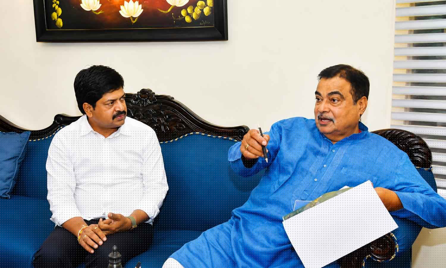 Kollu Ravindra meets Gadkari, seeks nod for Machilipatnam-Bantumilli road