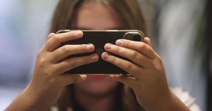 La 'punta del iceberg' de la violencia digital: los delitos sexuales contra menores crecen un 13% y el 60% son niñas