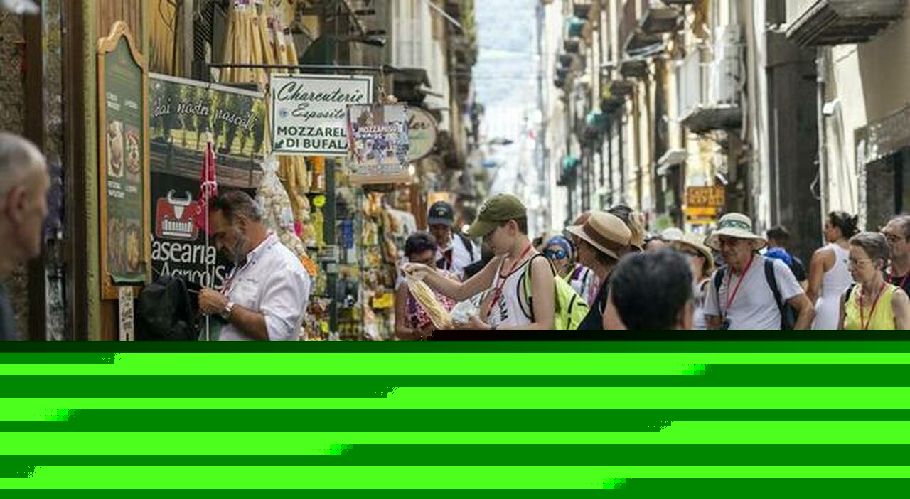 Turisti a Napoli, tassa in aumento serve a garantire i servizi