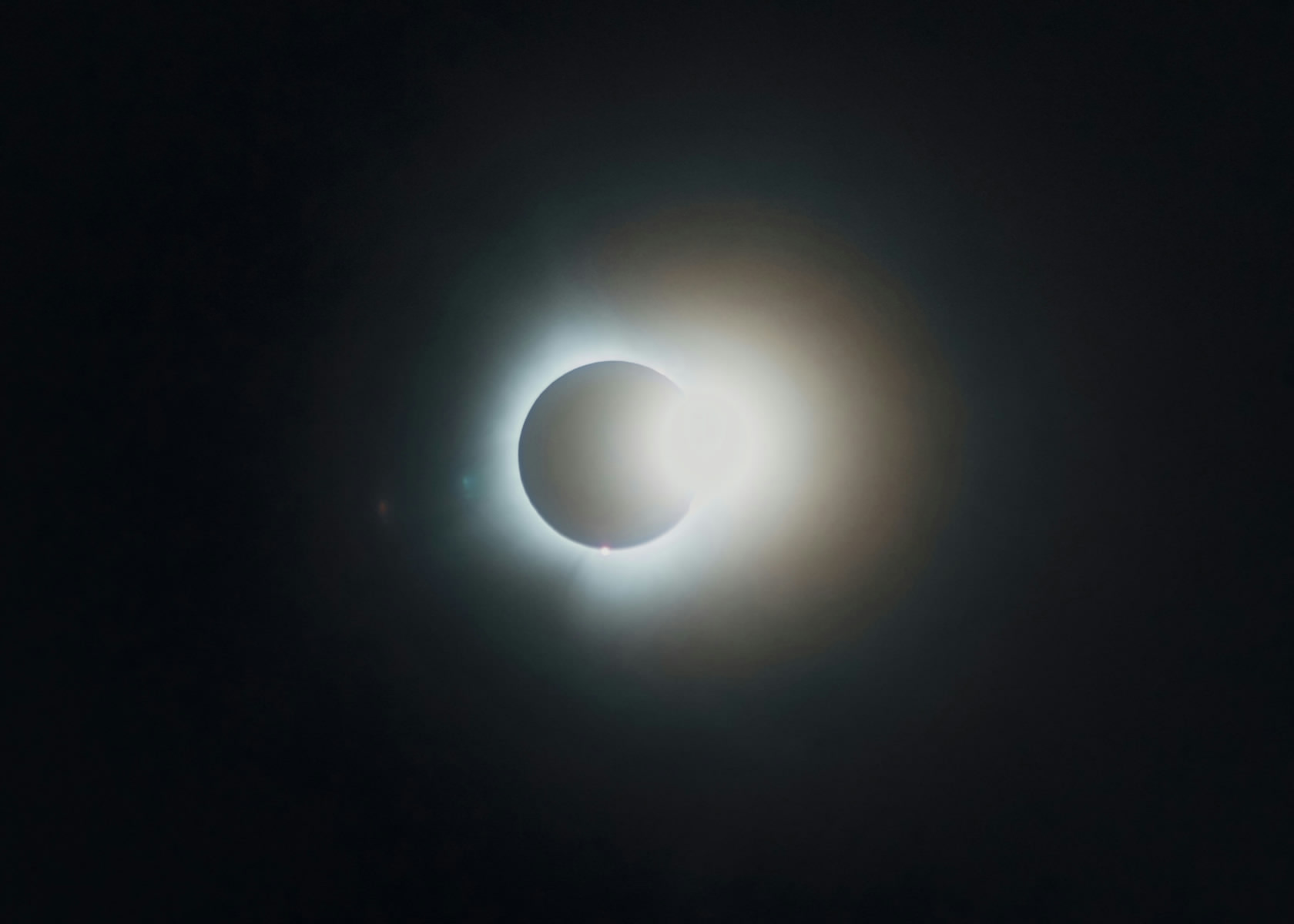 Éclipse du 12 août 2026 : photographier le phénomène avec son téléphone, est-ce vraiment sans risque ?