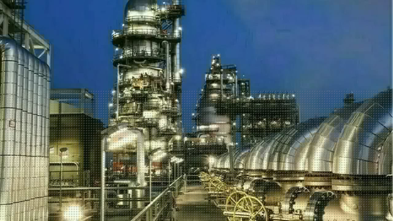 Pakistan Approves Oil Refining Policy Amendments for $6 Billion Upgrades