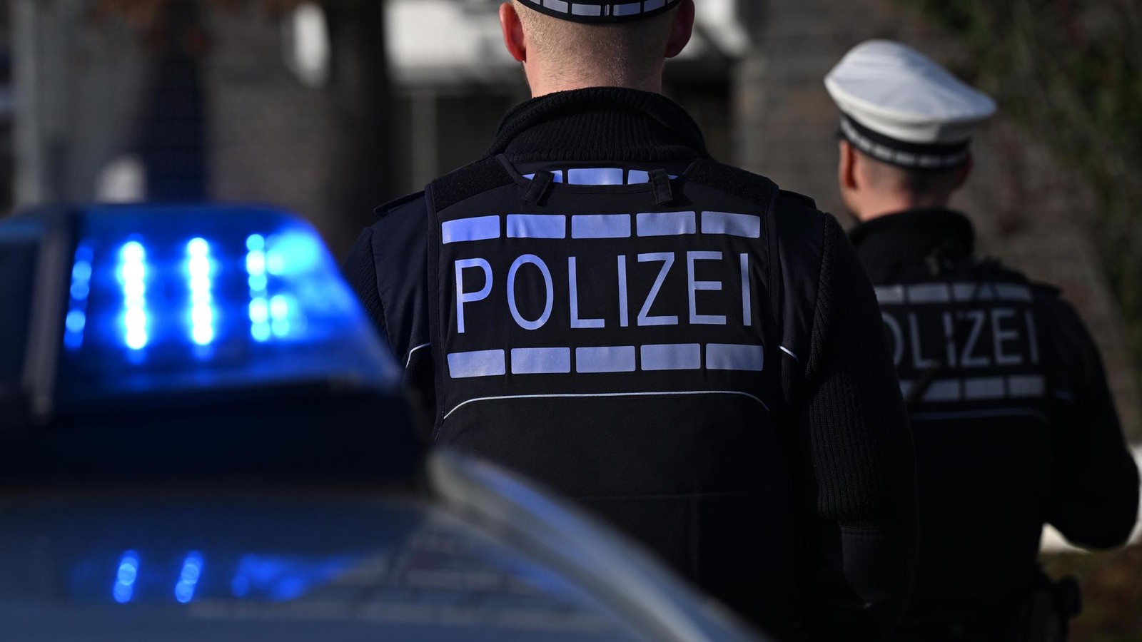 Mann uriniert in Reinickendorf gegen Hauswand – Unbekannter schießt auf ihn