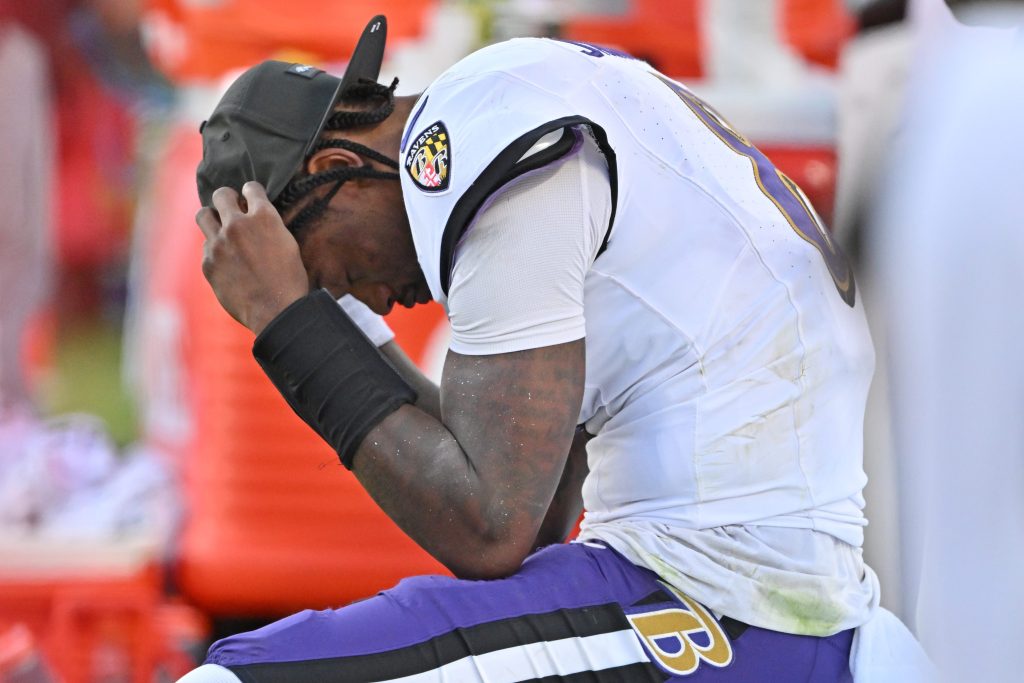 Mahomes shines for Chiefs, Jackson adds to Ravens’ injury woes as Kansas City rolls to 37-20 victory