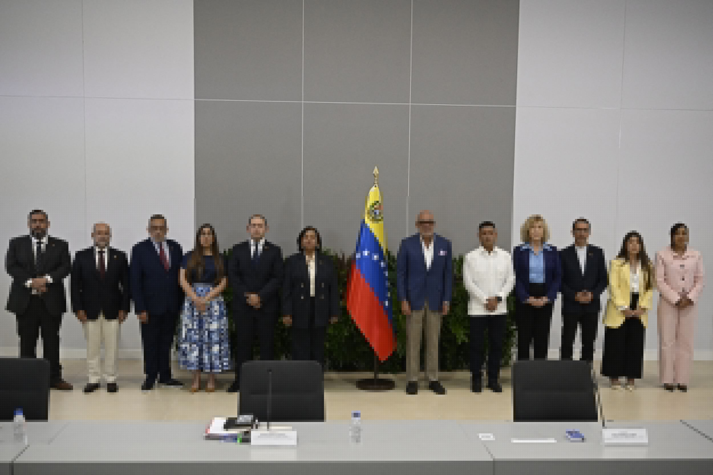 Caracas Talks Draw In Chavismo and the 2015 Opposition — Miami's Diaspora Is Watching the Clock