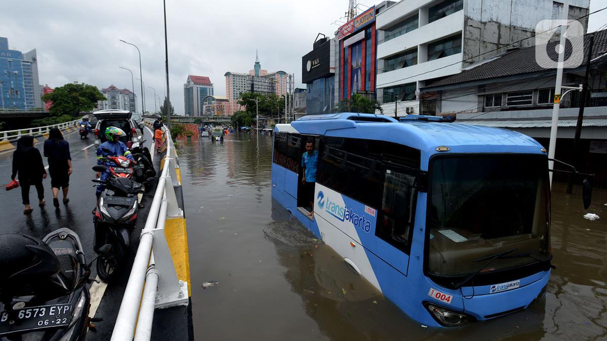 Catat 28 Rute TransJakarta yang Terlambat hingga Dialihkan Imbas Banjir Kamis Pagi