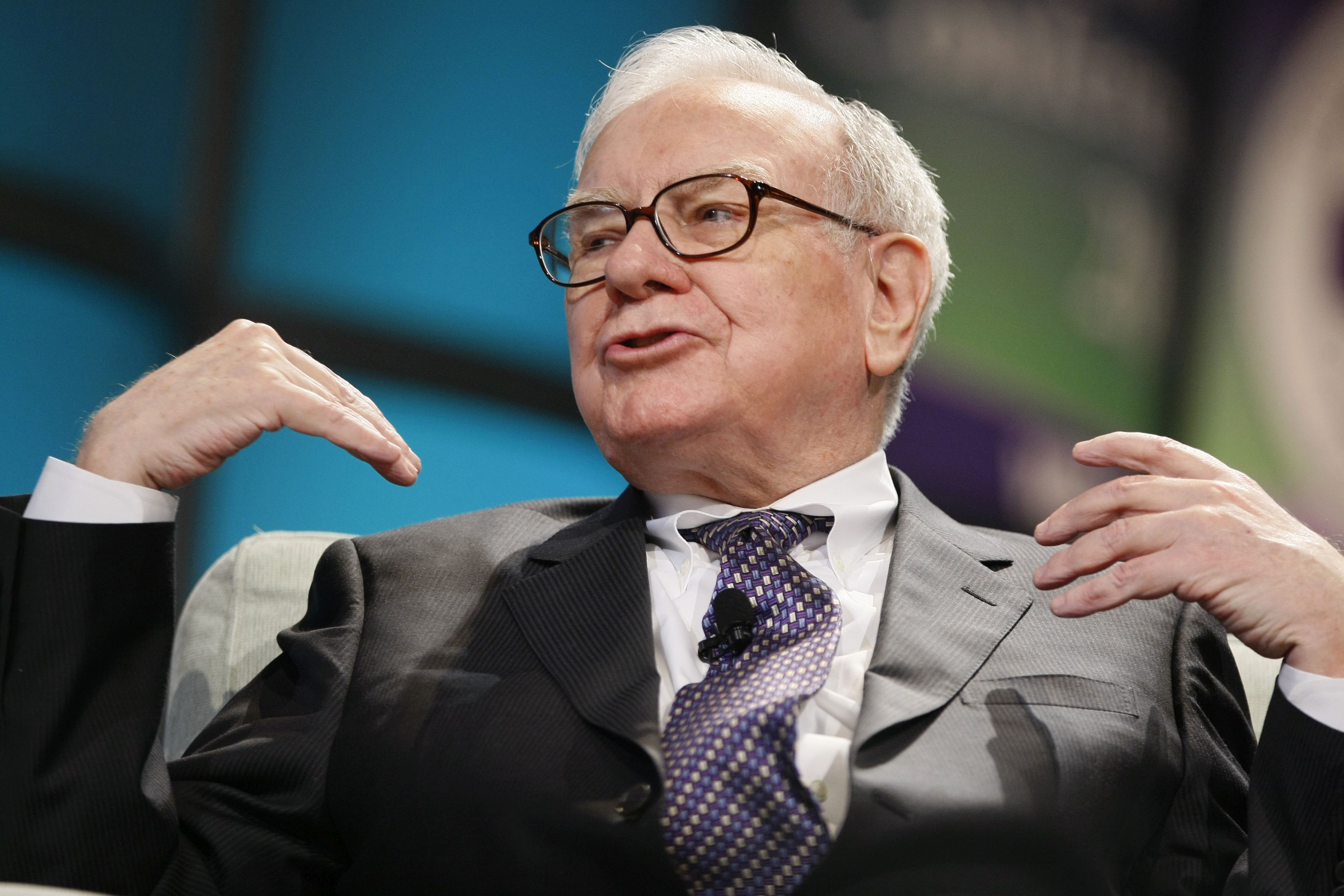 Warren Buffet „iese la vânătoare” după ani de stat pe margine. Cel mai mare investitor din lume, prin al său imperiu Berkshire Hathaway, anunţă achiziţii în domeniul extragerii de hidrocarburi într-o tranzacţie de aproape 10 miliarde de dolari