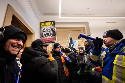 Ce qu’il faut savoir ce mercredi | Chahut à l’hôtel de ville de Montréal, agents suspendus, entraîneur congédié
