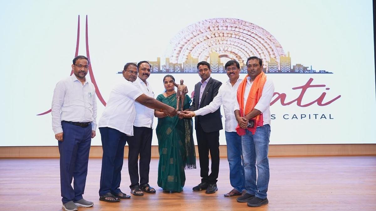 Latur municipal authorities visit Ambedkar memorial as part of study tour