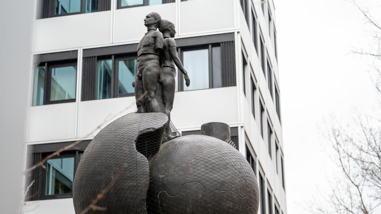 In Münchner Ausländerbehörde: Papiere gegen Geld - Ex-Behördenmitarbeiter verurteilt