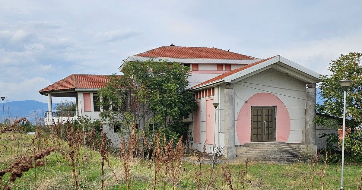Vila najbogatije pevačice sa Balkana je potpuno uništena: Opljačkana posle njene smrti, unutra mrtvački krst